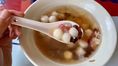 Muỗng múc tangyuan trắng kèm đậu đỏ từ tô nước đường ấm tại 七宝老街汤团店