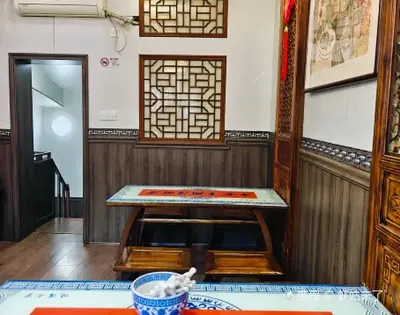Không gian ăn uống kiểu nhà cổ Giang Nam của quán, bàn gỗ, cửa sổ hoa văn chạm khắc