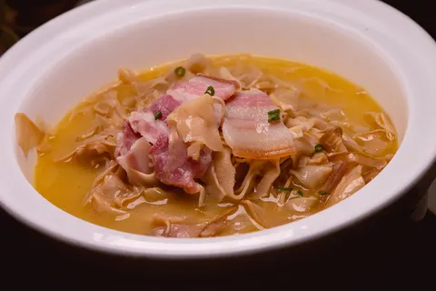 咸肉笃玉笋: bát măng non hầm với thịt muối trong nước dùng vàng