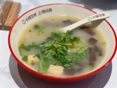 Bát miến canh vịt (老鸭粉丝汤) có tiết vịt, rau mùi, bát in chữ 小杨生煎 — ảnh khách trên Dianping, chụp tại 小杨生煎 宁波路店