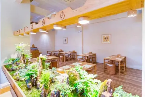 Phòng ăn 蟹家大院 với tiểu cảnh non bộ cây xanh, bàn gỗ kiểu Nhật tối giản